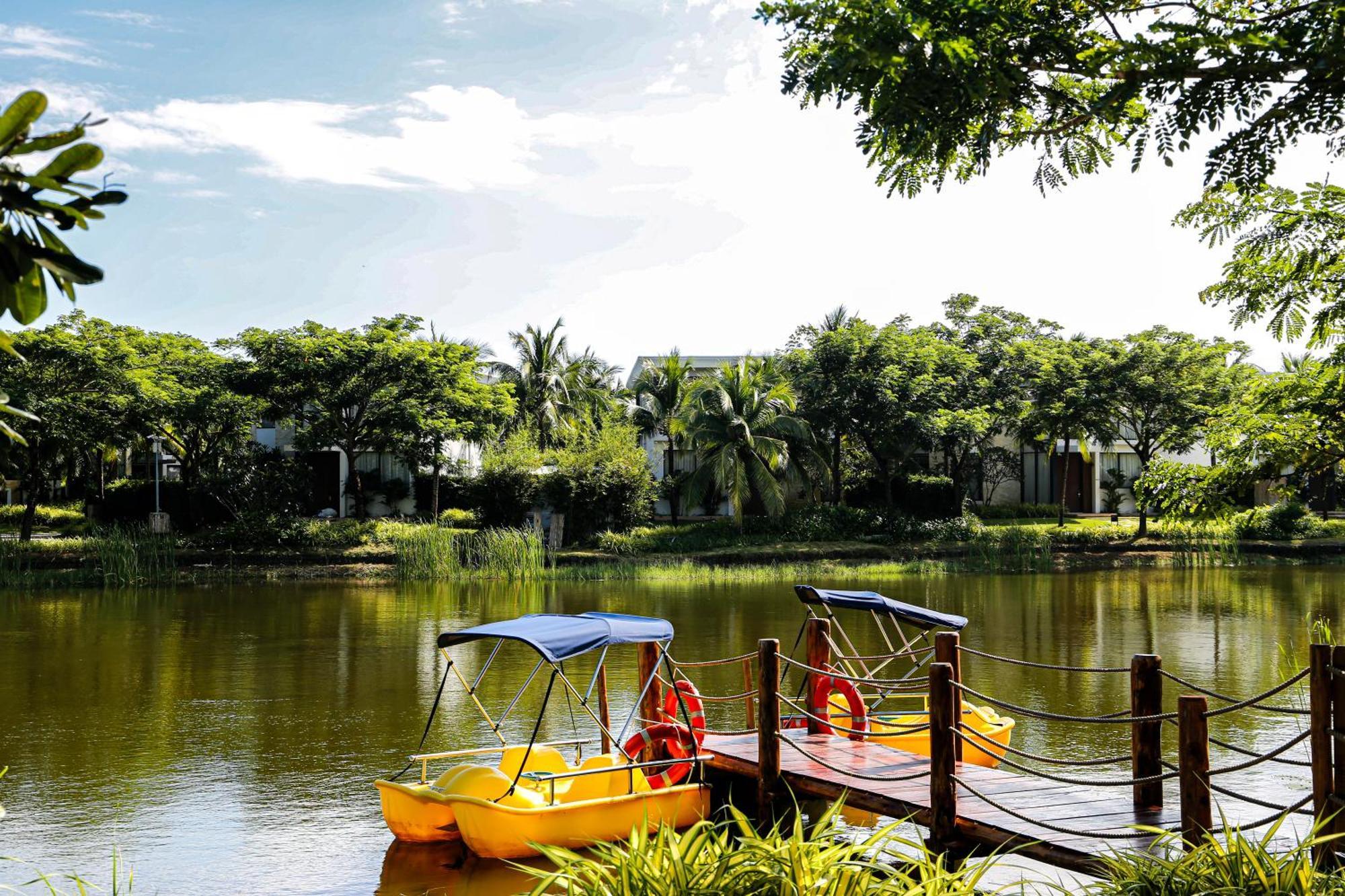 Melia Ho Tram Beach Resort Εξωτερικό φωτογραφία The lake at the park