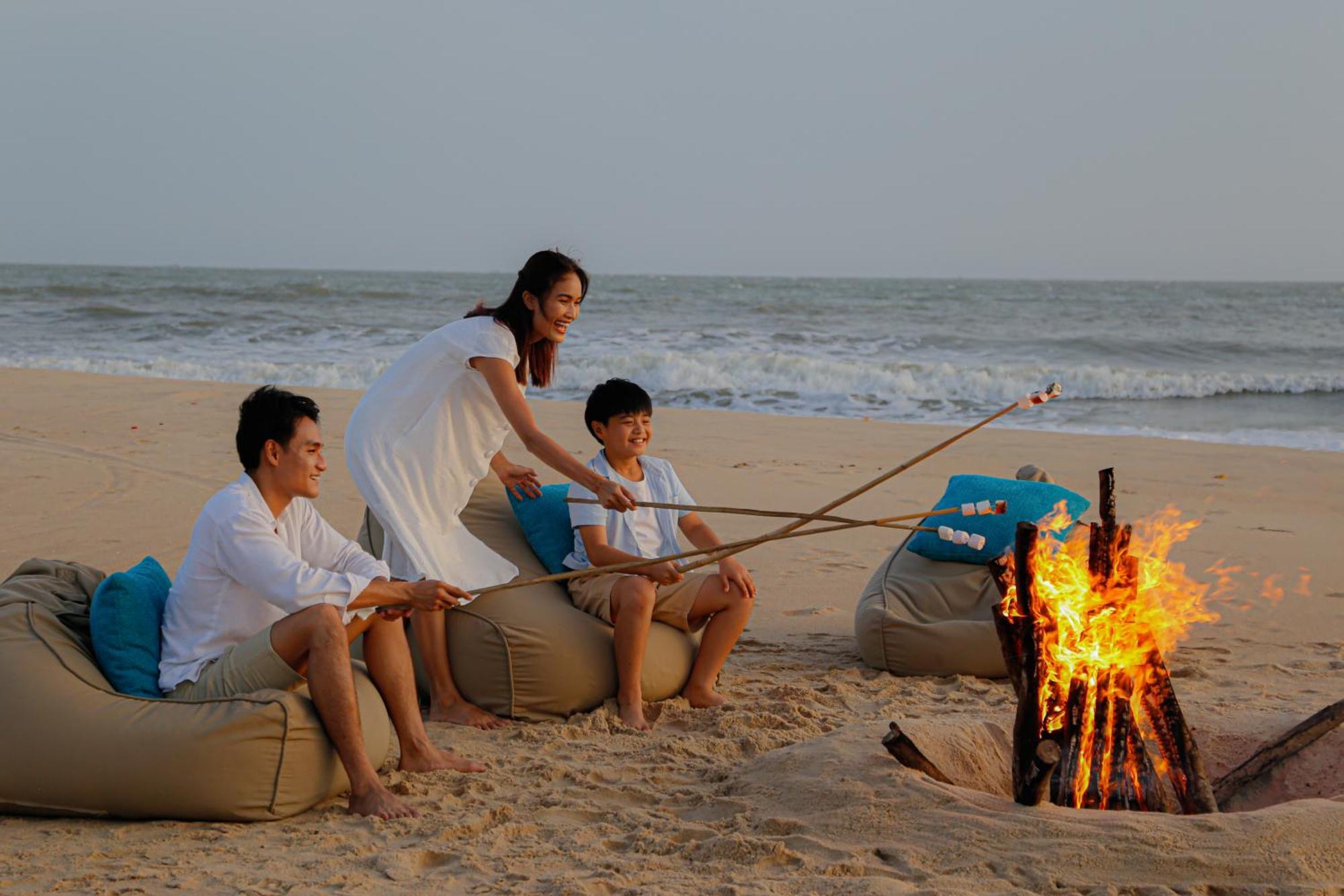 Melia Ho Tram Beach Resort Εξωτερικό φωτογραφία A family at the beach
